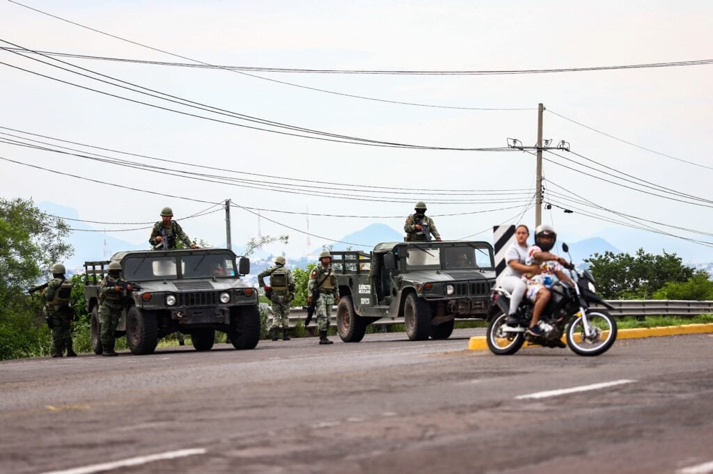 Tropas de militares que sostuvieron un enfrentamiento con civiles en la México 15, en Culiacán.