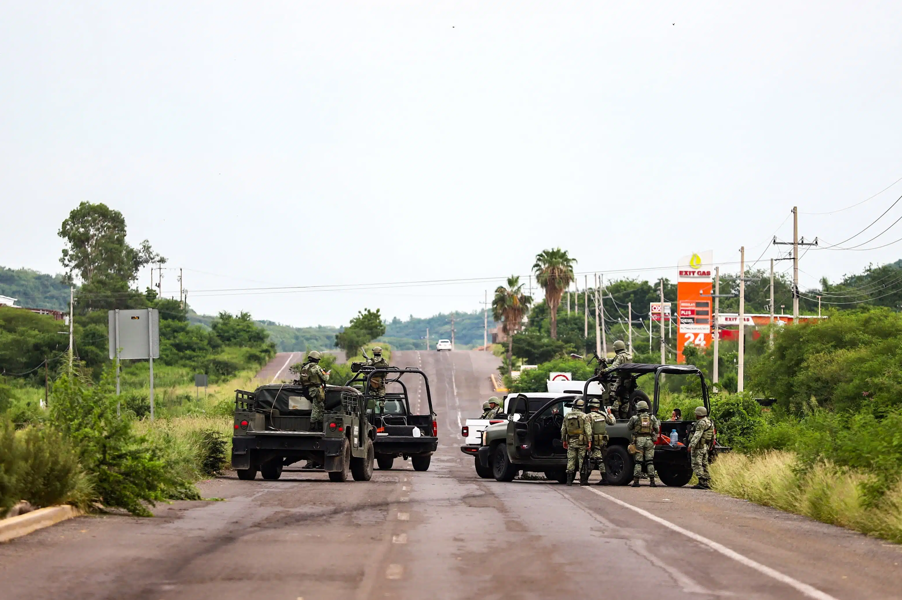 Militares a bordo de sus vehículos.