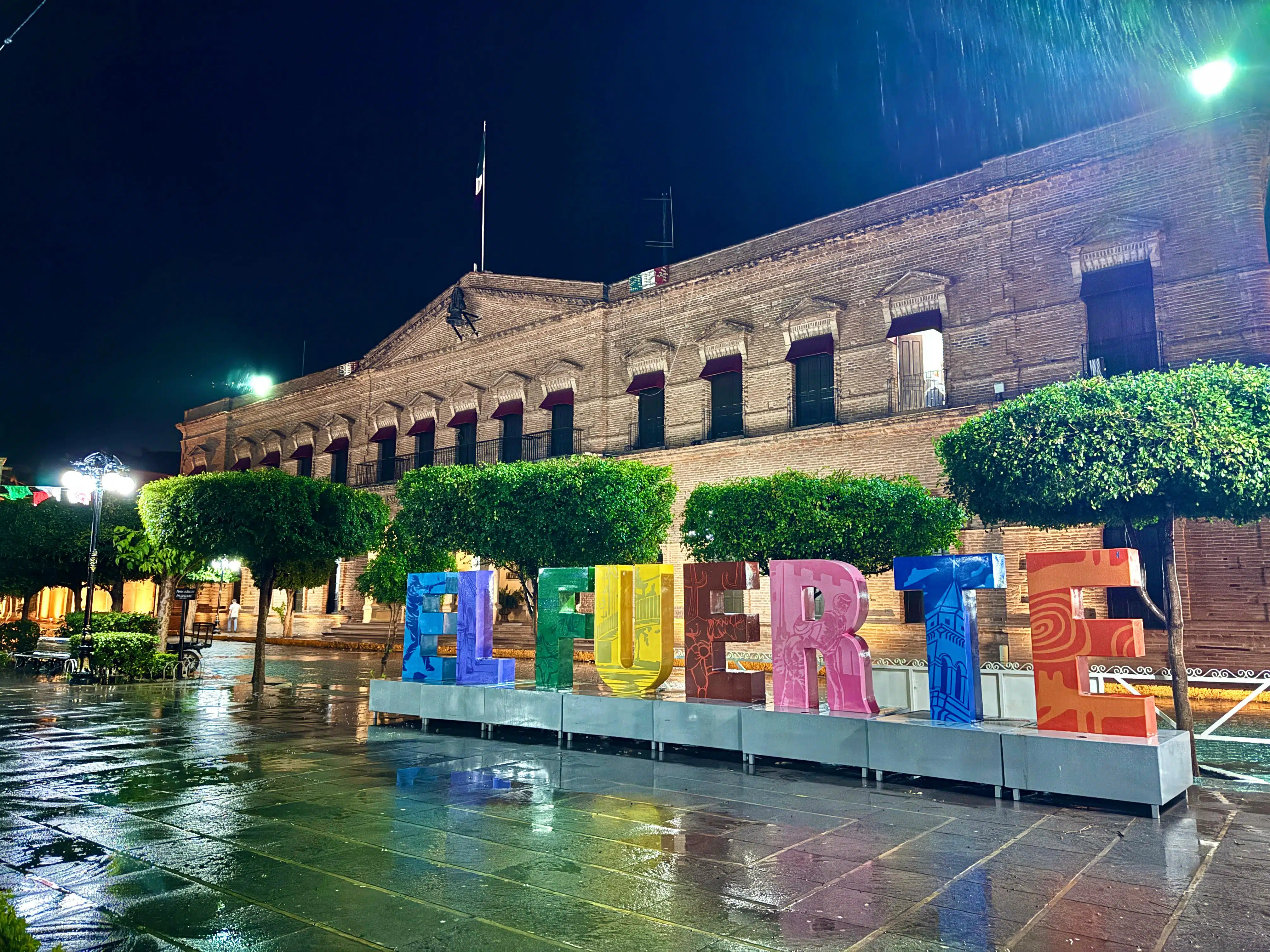 Noche lluviosa resalta la belleza y los colores de El Fuerte en este mes patrio.