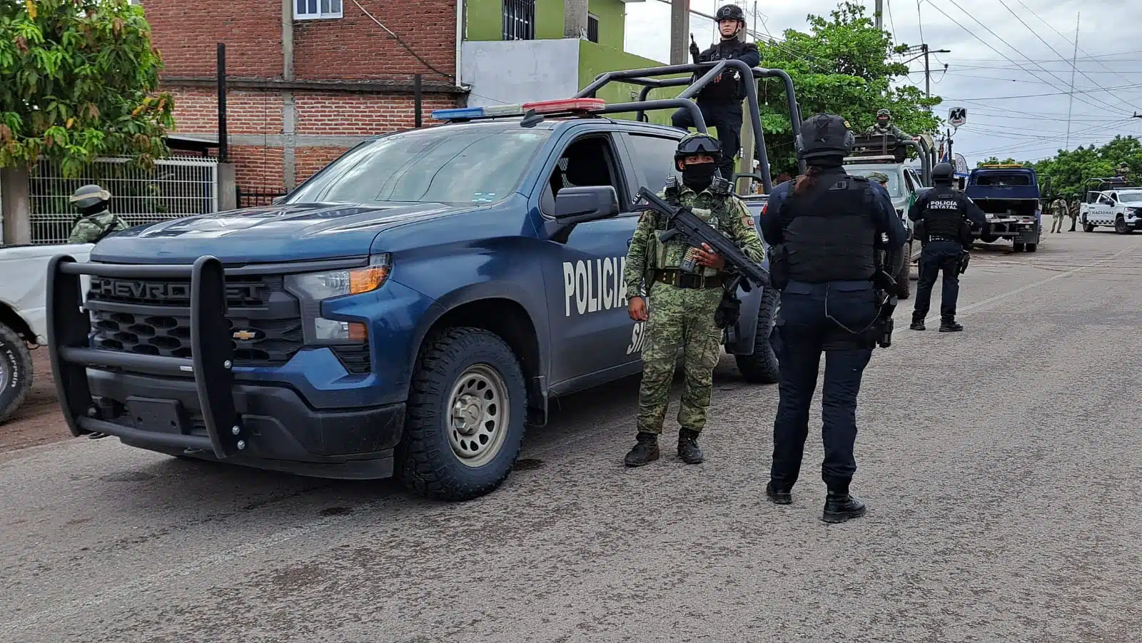 Policía y elementos del ejército en la colonia Bellavista, Culiacán