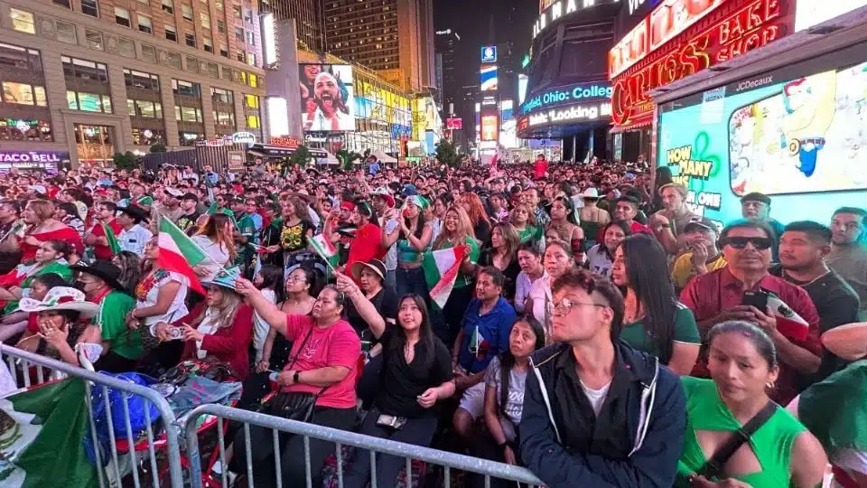 En el Times Square de Nueva York mexicanos celebraron el Grito de Dolores