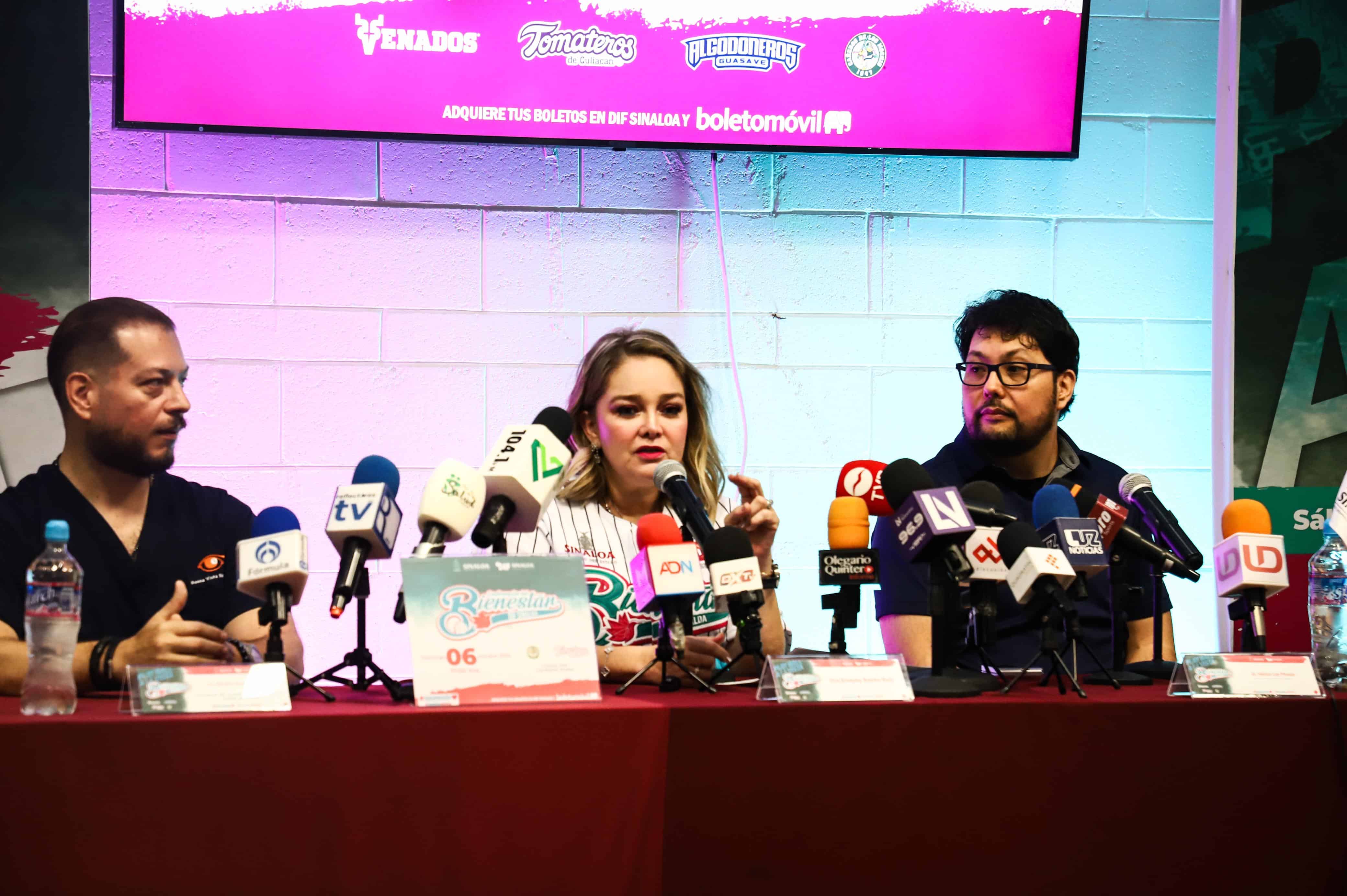 Eneyda Rocha Ruíz durante una conferencia de prensa en el cuadrangular del bienestar