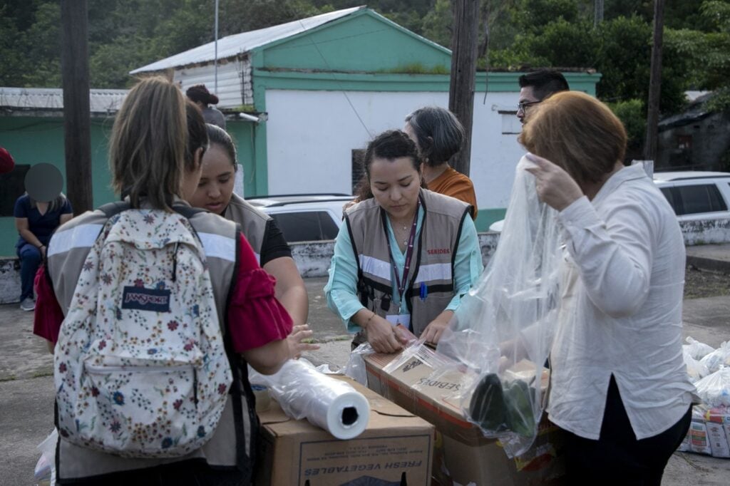 Equipo del Gobierno de Sinaloa atiende a familias desplazadas y habitantes de La Rastra, Rosario