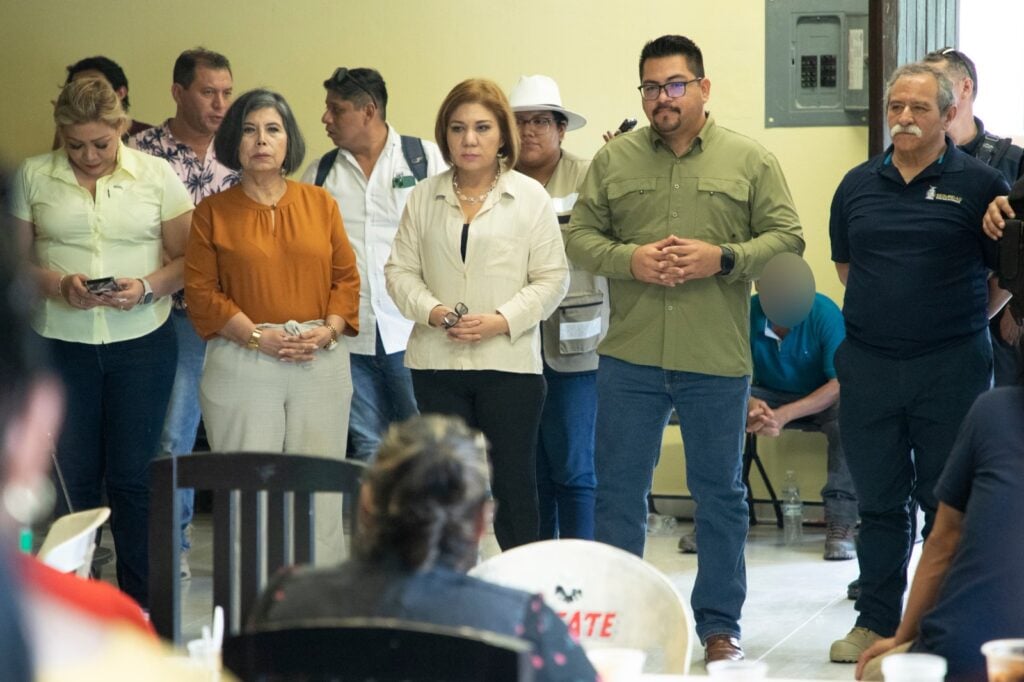 Equipo del Gobierno de Sinaloa atiende a familias desplazadas y habitantes de La Rastra, Rosario