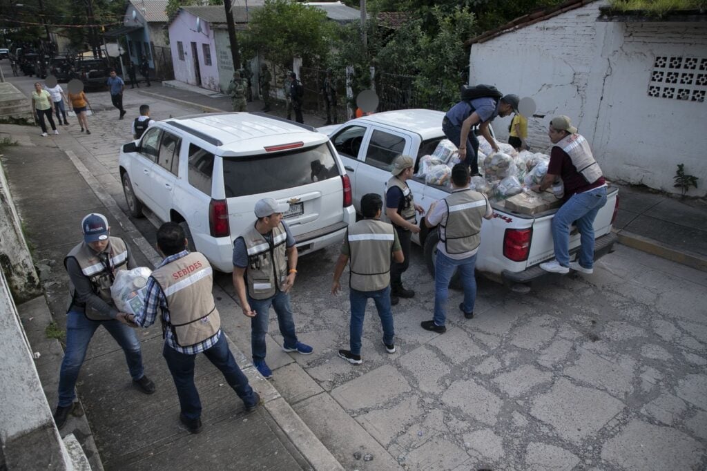 Equipo del Gobierno de Sinaloa atiende a familias desplazadas y habitantes de La Rastra, Rosario