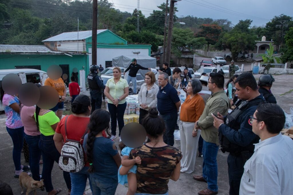 Equipo del Gobierno de Sinaloa atiende a familias desplazadas y habitantes de La Rastra, Rosario