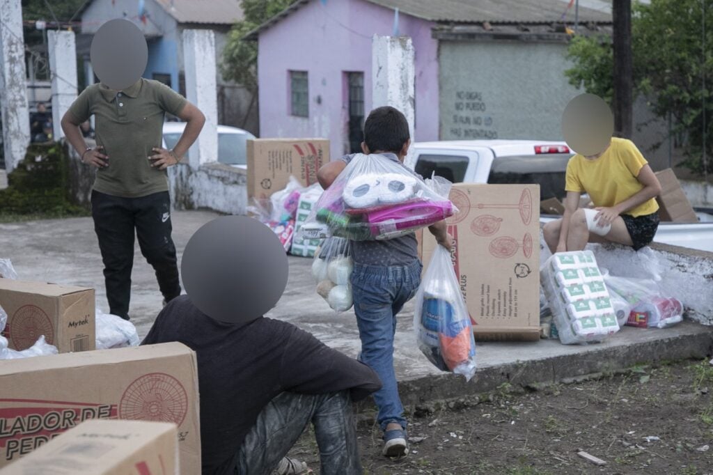 Equipo del Gobierno de Sinaloa atiende a familias desplazadas y habitantes de La Rastra, Rosario