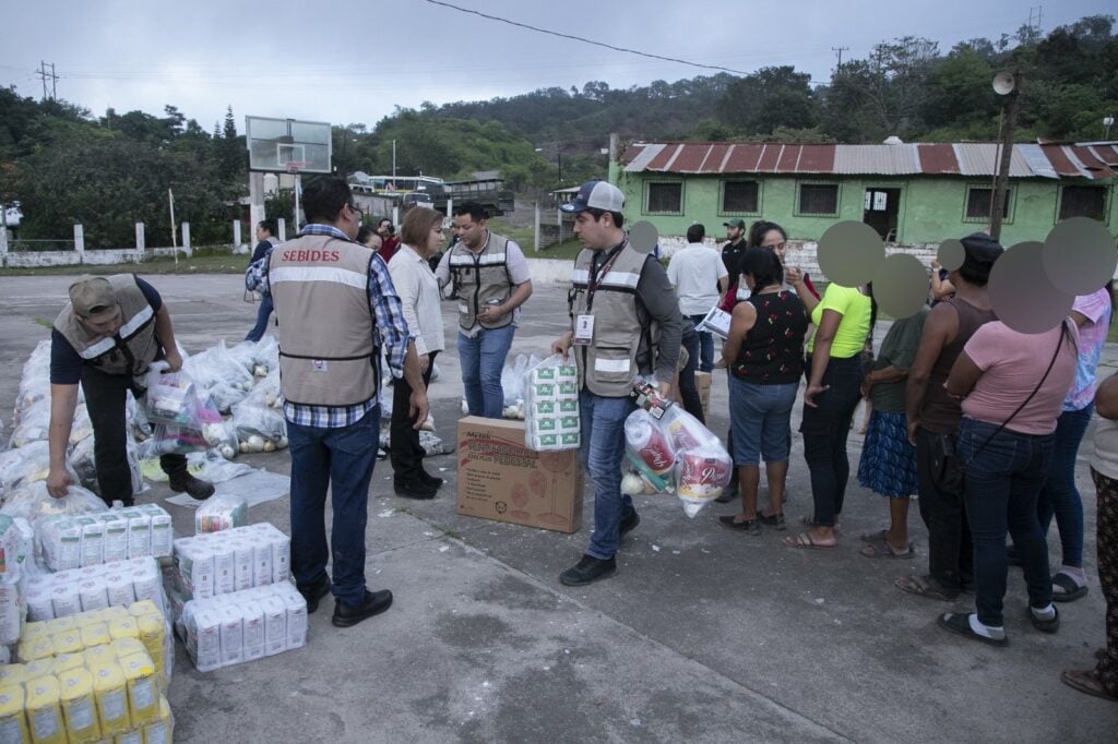 Equipo del Gobierno de Sinaloa atiende a familias desplazadas y habitantes de La Rastra, Rosario