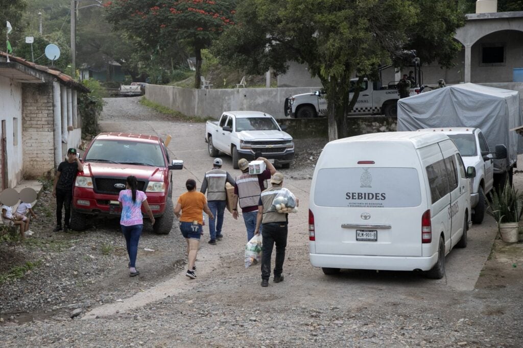 Equipo del Gobierno de Sinaloa atiende a familias desplazadas y habitantes de La Rastra, Rosario