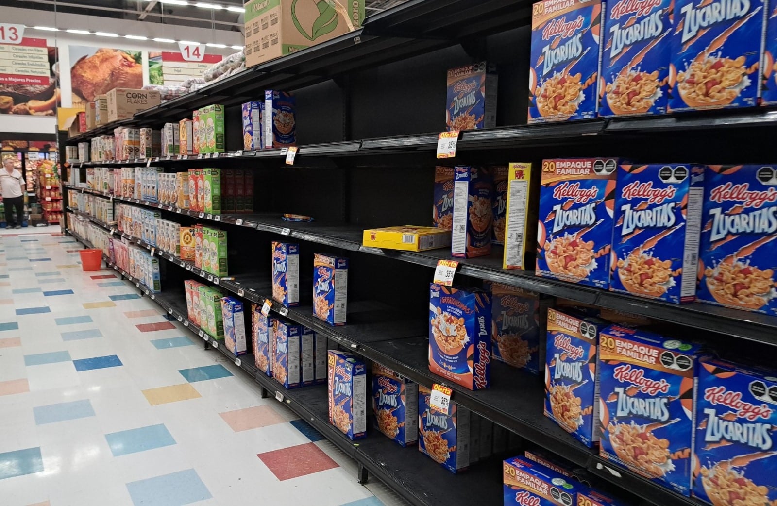 Pasillo de supermercado donde se nota la escasez en cereales.