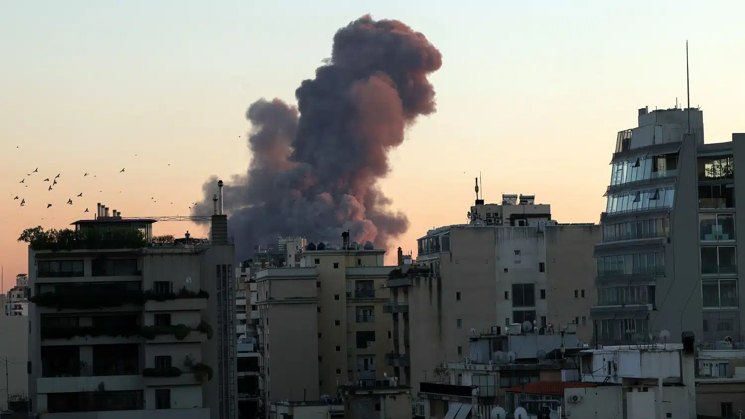 Una columna de humo se eleva tras explosiones en Beirut