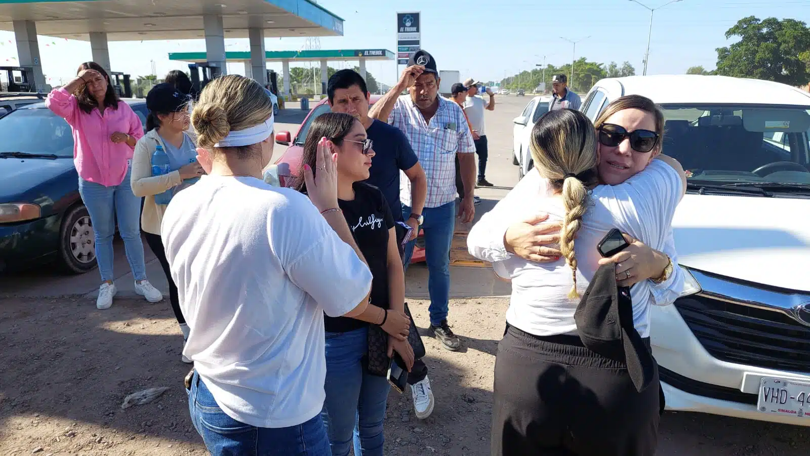 Familiares, amigos y su esposa, acuden a buscar a Nolberto Arturo a lugares donde pude haber estado