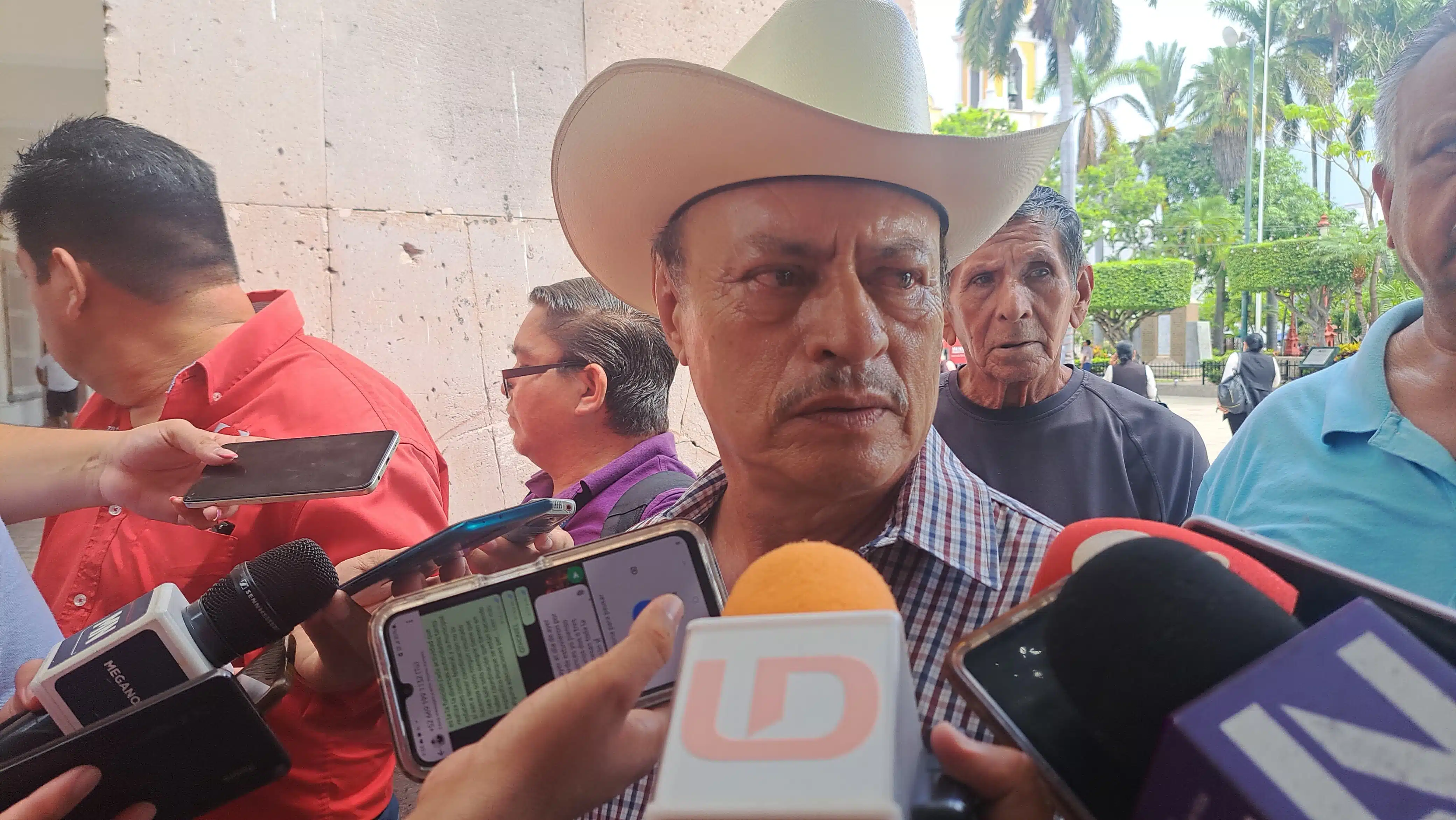 Francisco Figueroa con medios de prensa