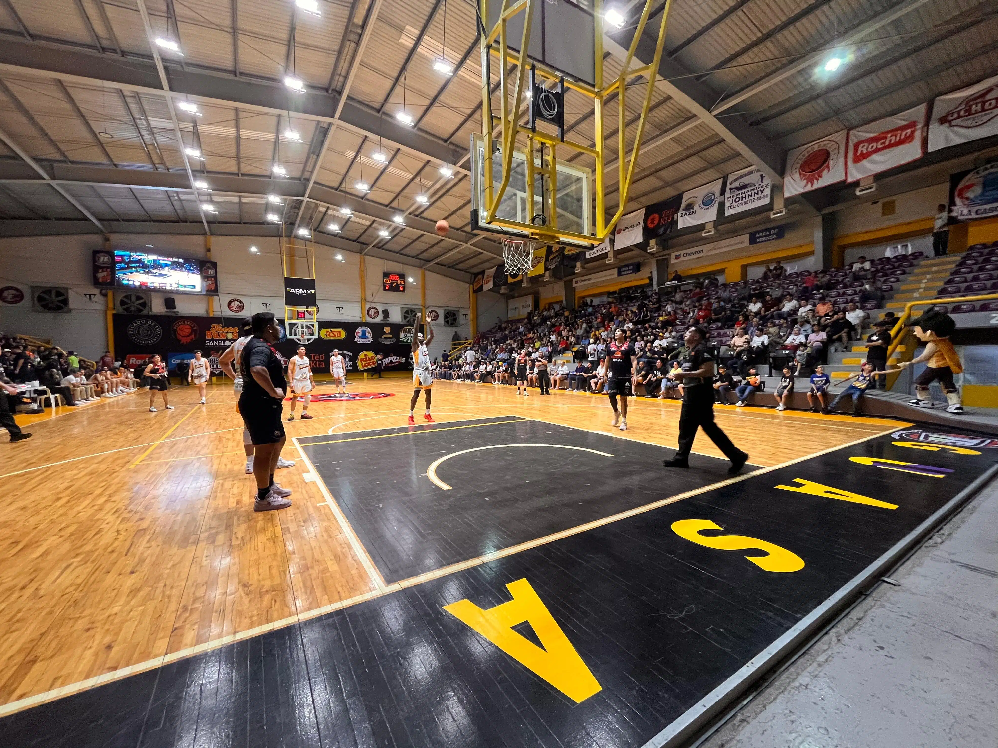 Juego entre Frayles de Guasave y Colorados de San Luis Río en las semifinales nacionales del Circuito de Baloncesto del Pacífico (Cibapac).