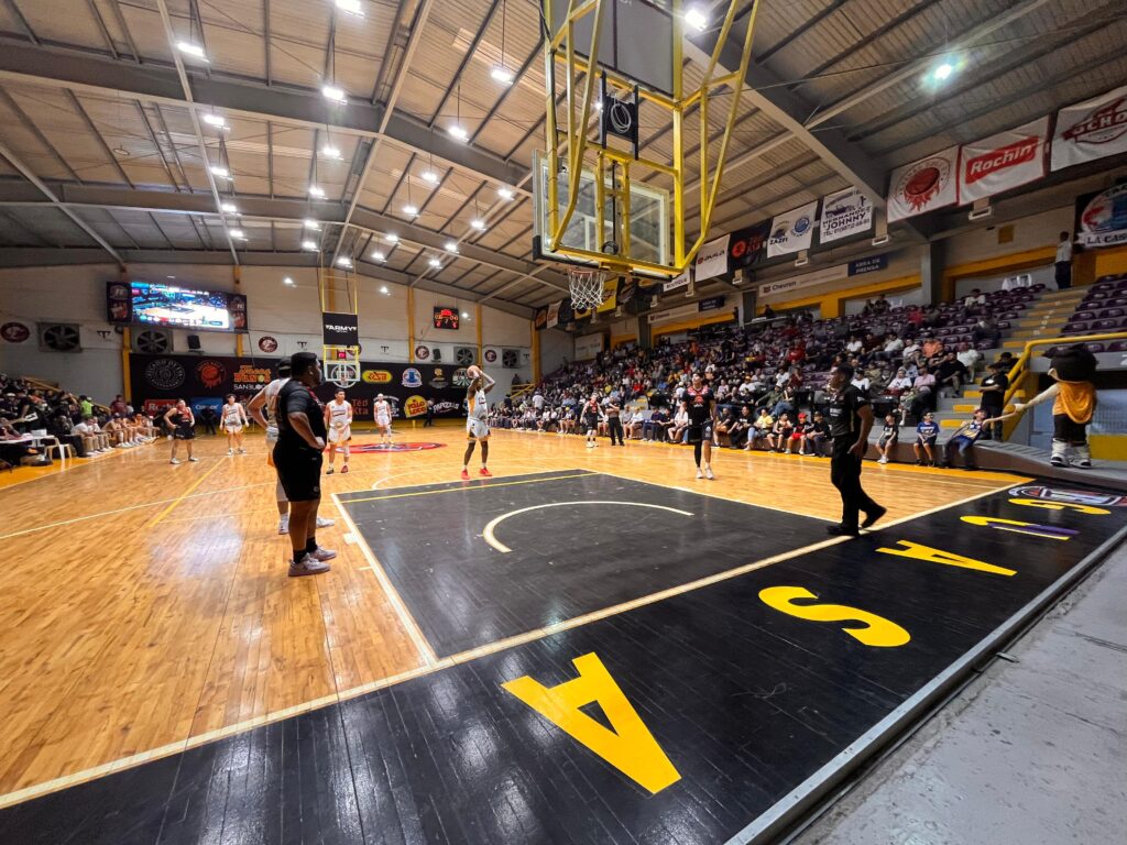 Frayles de Guasave jugando en la semifinal de Cibapac.