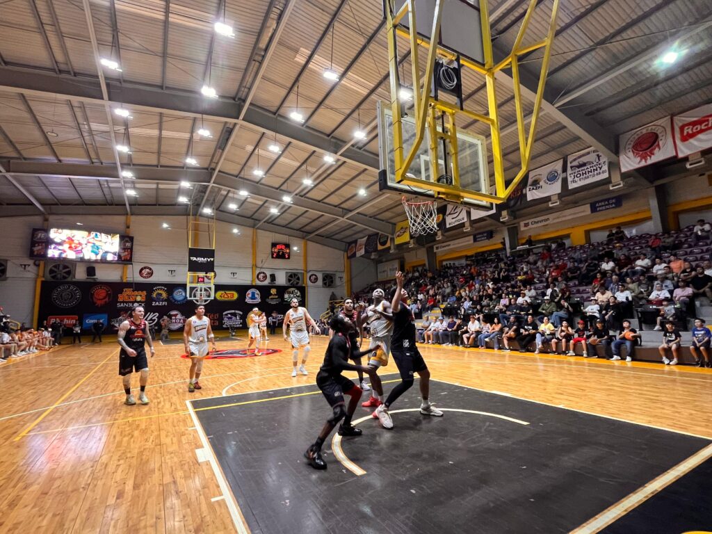 Frayles de Guasave vs Colorados de San Luis Río en el gimnasio Luis Estrada Medina.