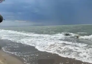 “Duró 10 minutos”: Rachas de viento causan fuerte oleaje en la playa El Maviri y Topolobampo