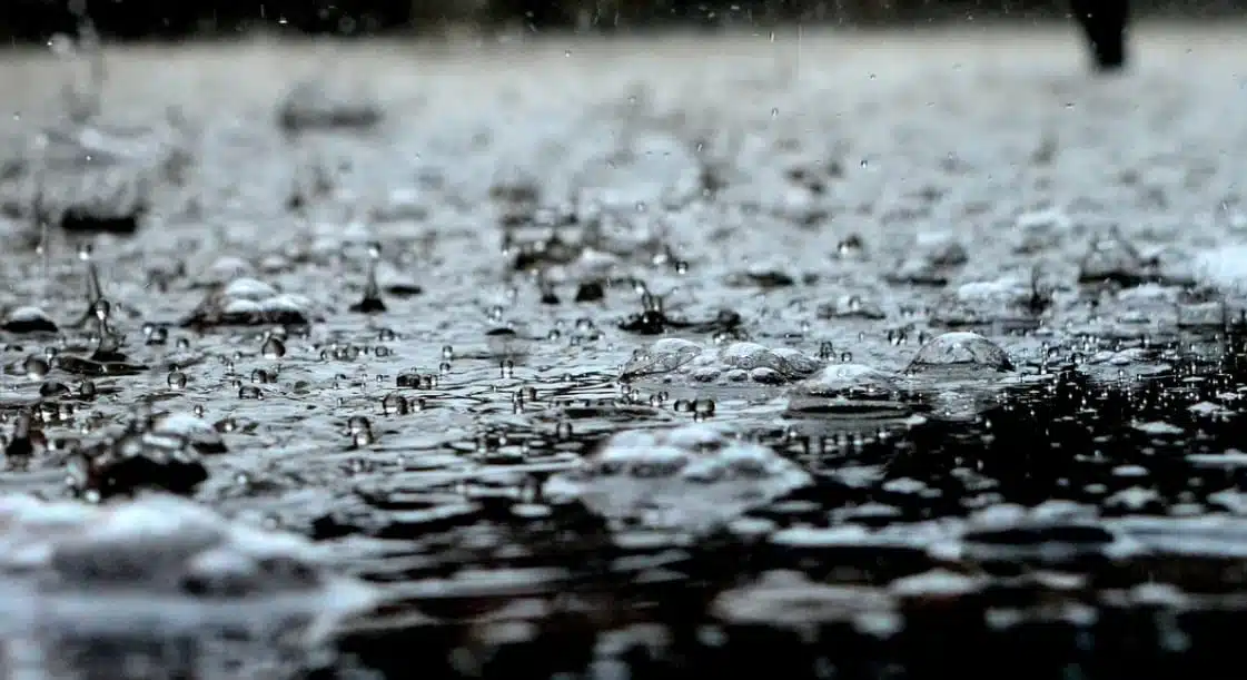 Gotas de lluvia provocan ondas en el suelo