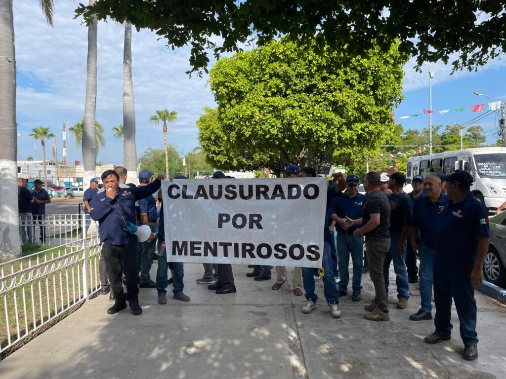 Guerreros Unidos continúan en la toma de Palacio Municipal de Ahome, buscan que les paguen los quinquenios y aumento salarial retroactivo de enero 2024.