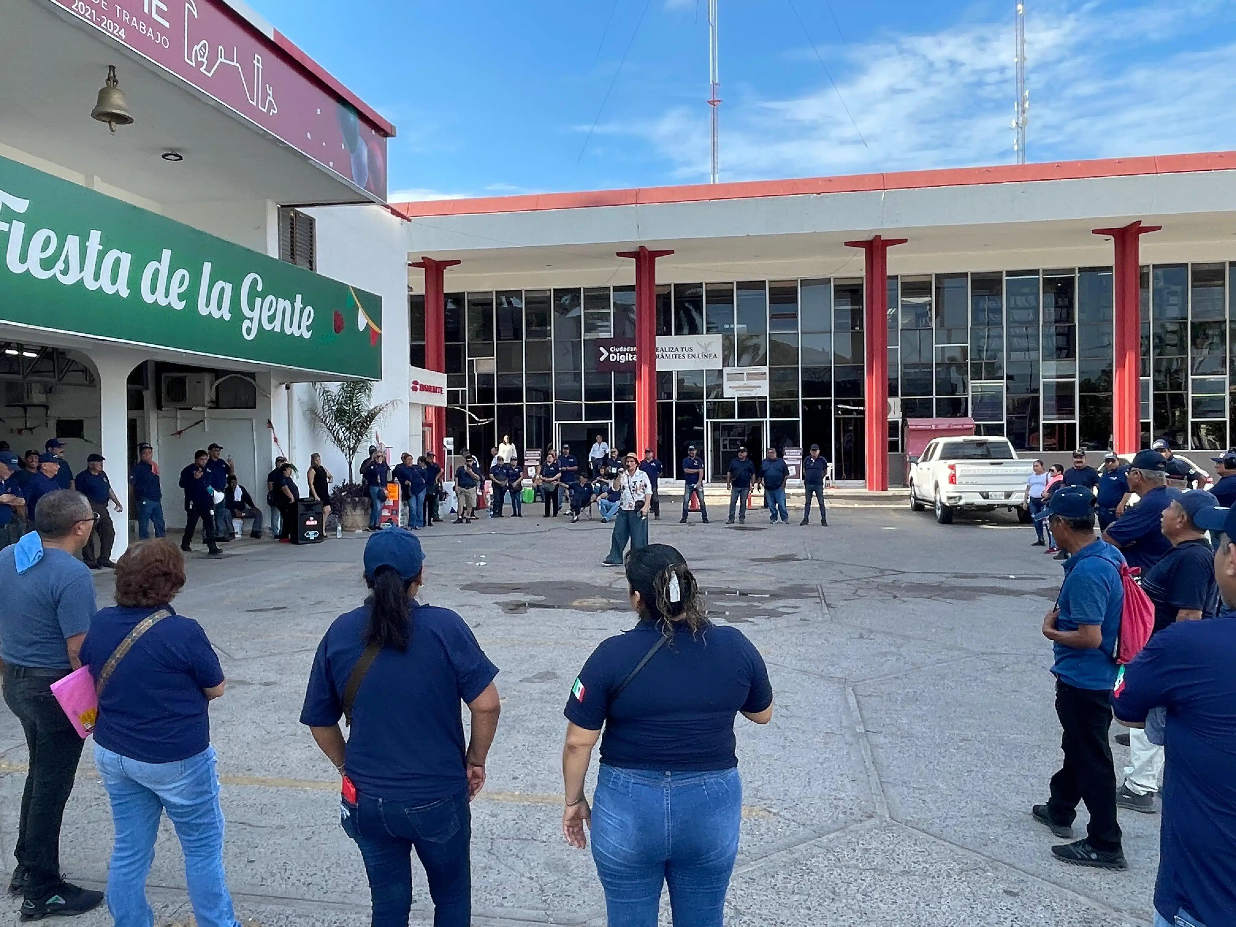 Guerreros Unidos continúan en la toma de Palacio Municipal de Ahome, buscan que les paguen los quinquenios y aumento salarial retroactivo de enero 2024.