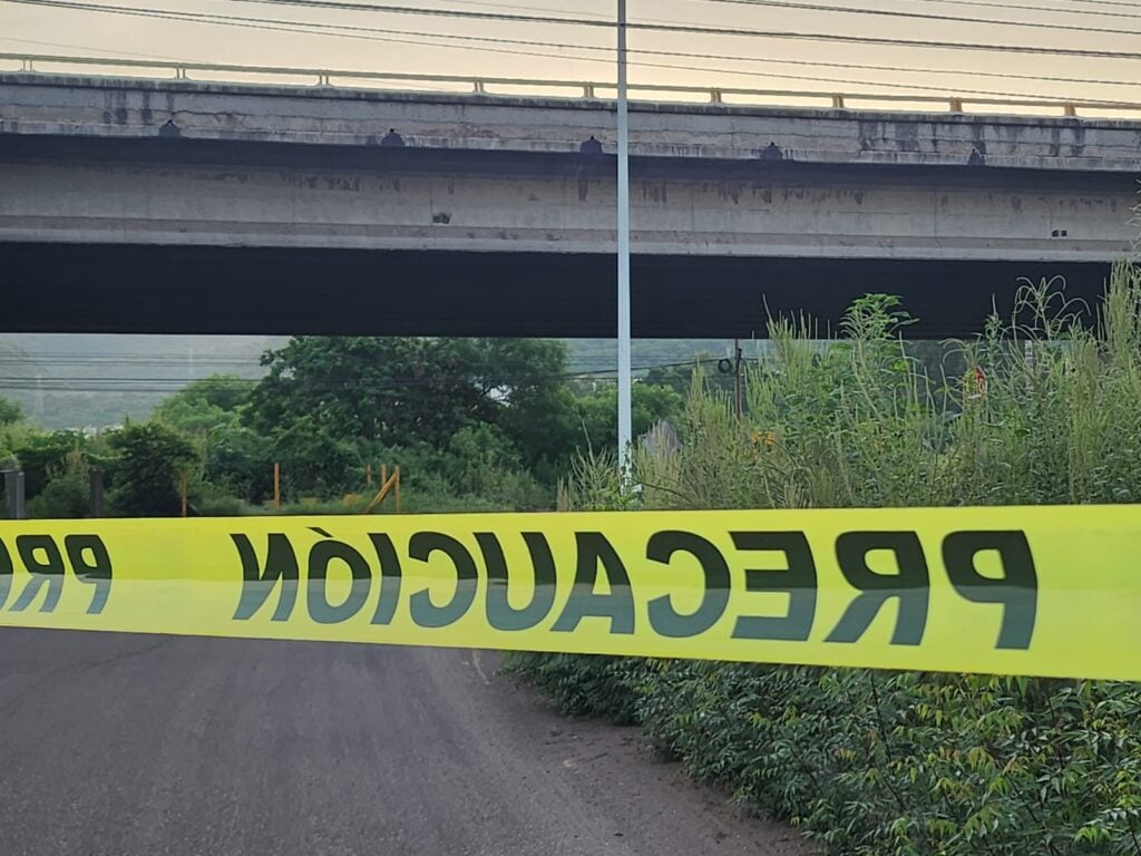 Hallan a tres jóvenes entre 20 y 25 años asesinados debajo del puente La Costerita, Culiacán