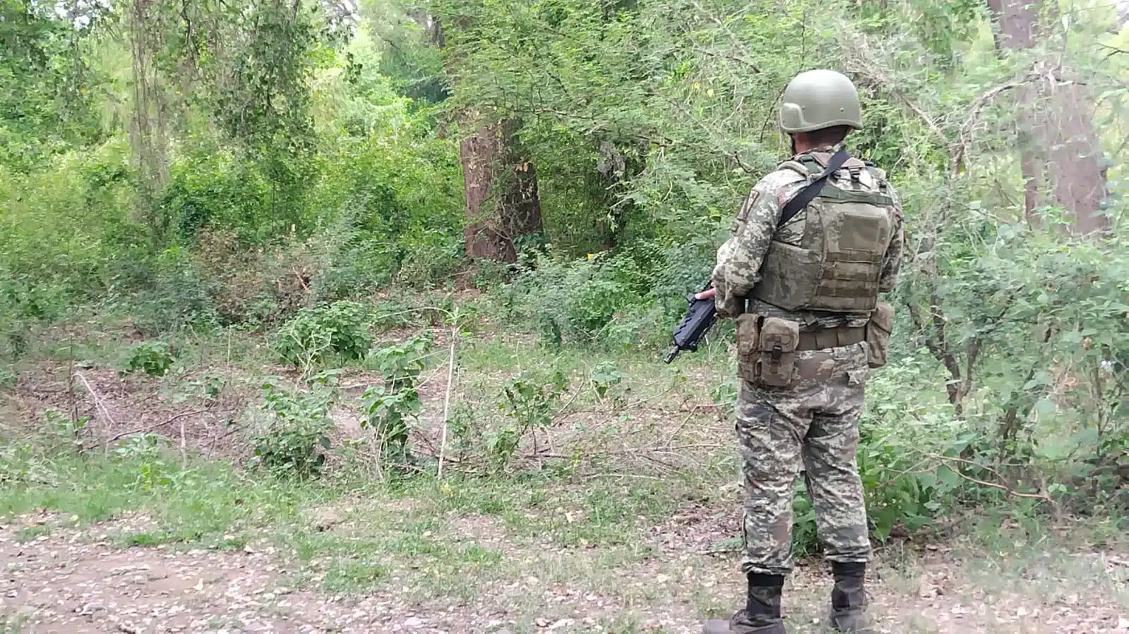 Elemento del Ejército Mexicano en el lugar del hallazgo.