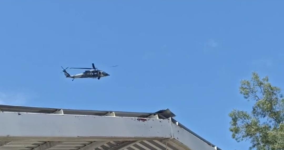 Helicóptero sobrevolando en Badiraguato.