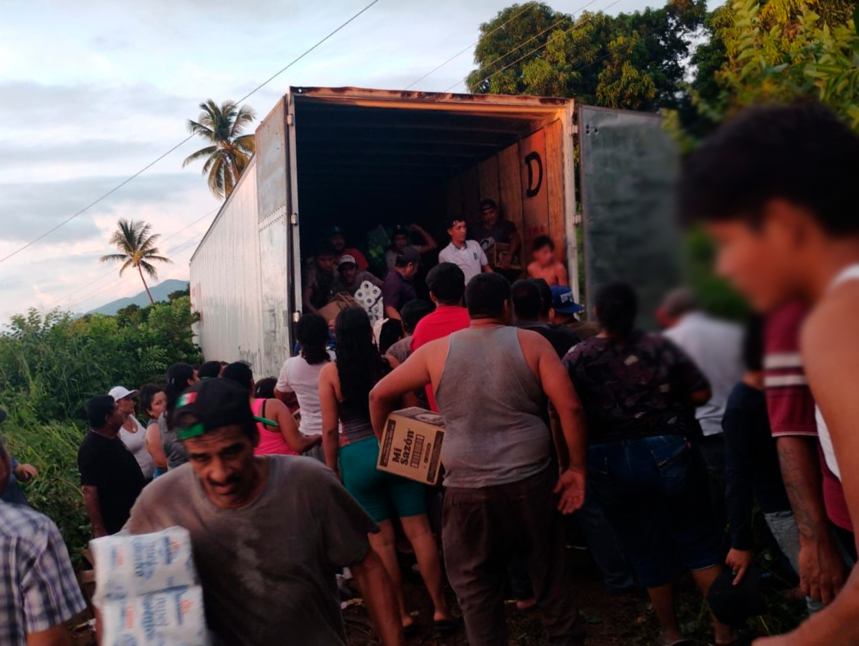 Hubo rapiña, trailer cargado de abarrotes se sale del camino en Escuinapa