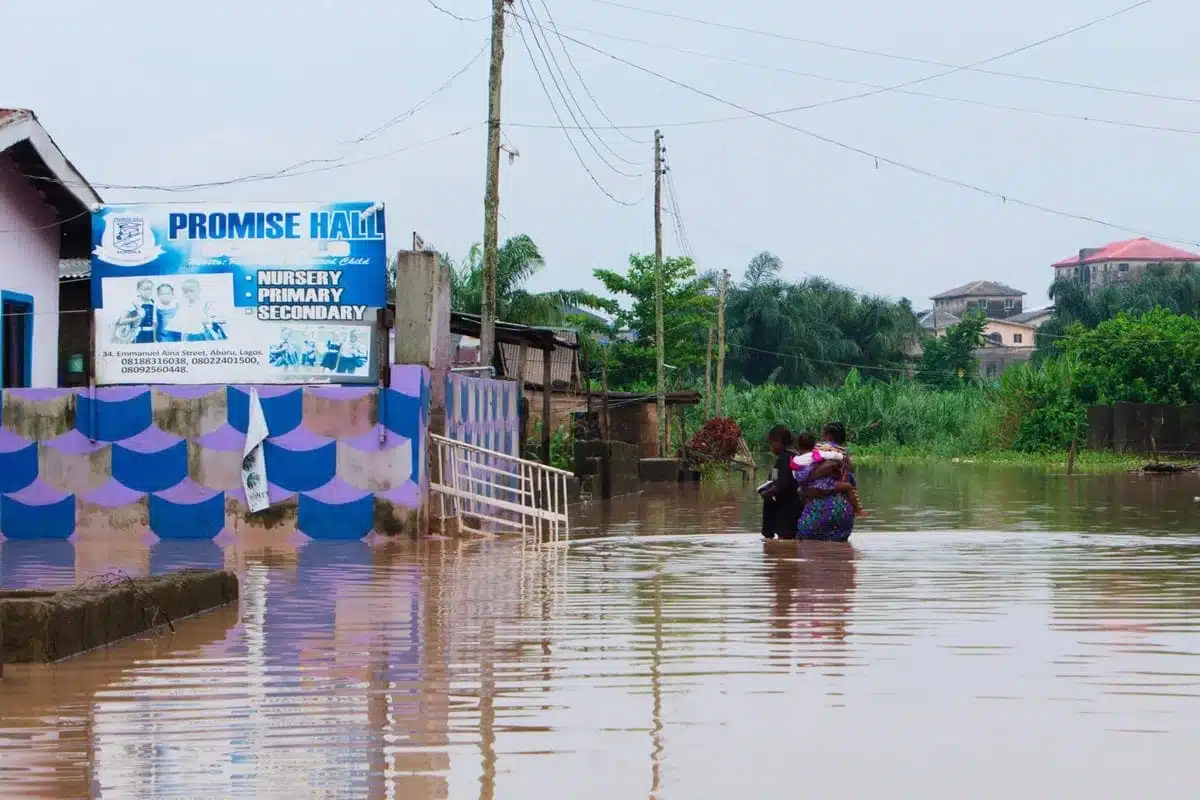 Huyen 300 presos tras fuertes inundaciones en Nigeria