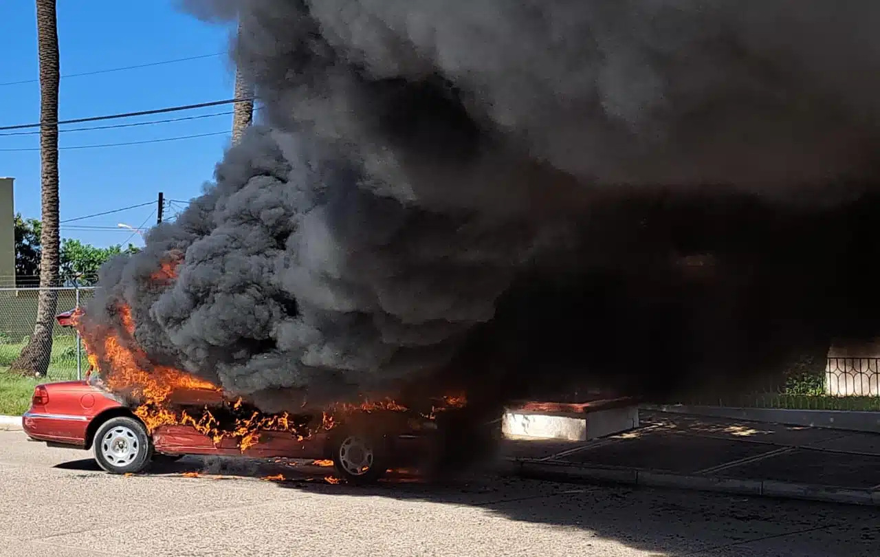 INCENDIO AUTO GUAMÚCHIL (1)