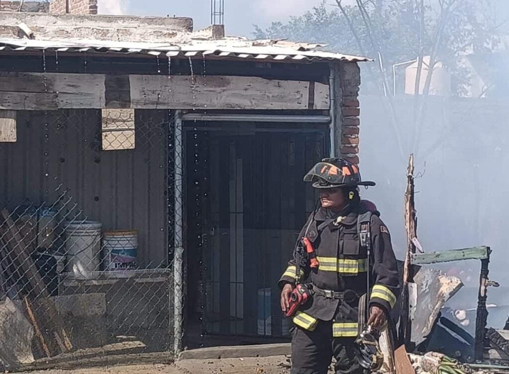 Bombero en el lugar del incendio.