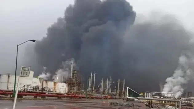 VIDEO: Se registra fuerte incendio en refinería de Salina Cruz, Oaxaca