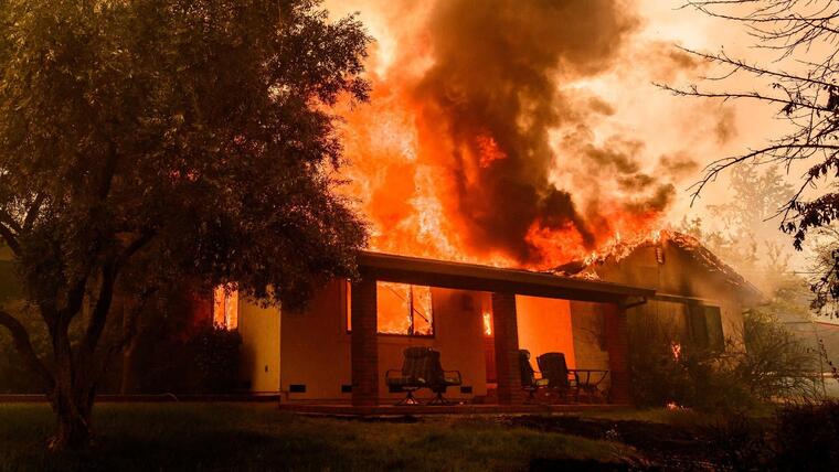 Incendios arrasan casas y negocios en California; reportan graves afectaciones
