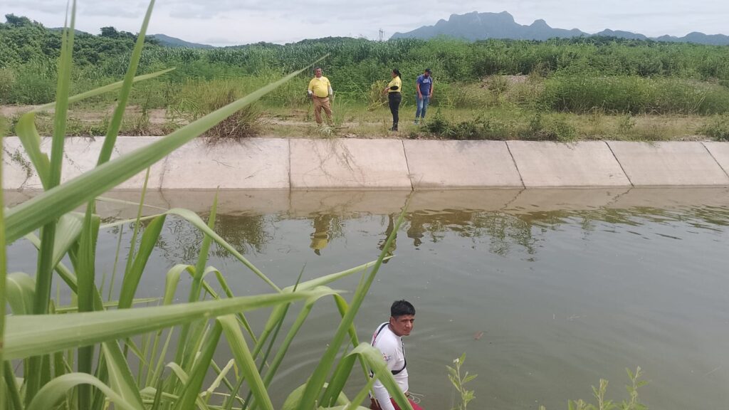 Jasiel pierde la vida al caer en su camioneta a un canal de riego de la presa Santa María en Rosario