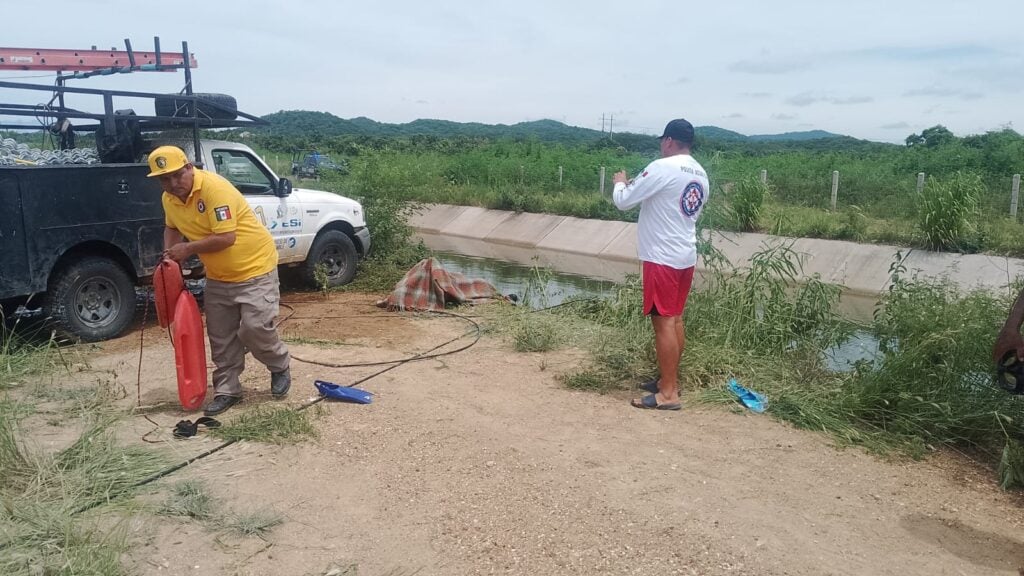 Jasiel pierde la vida al caer en su camioneta a un canal de riego de la presa Santa María en Rosario