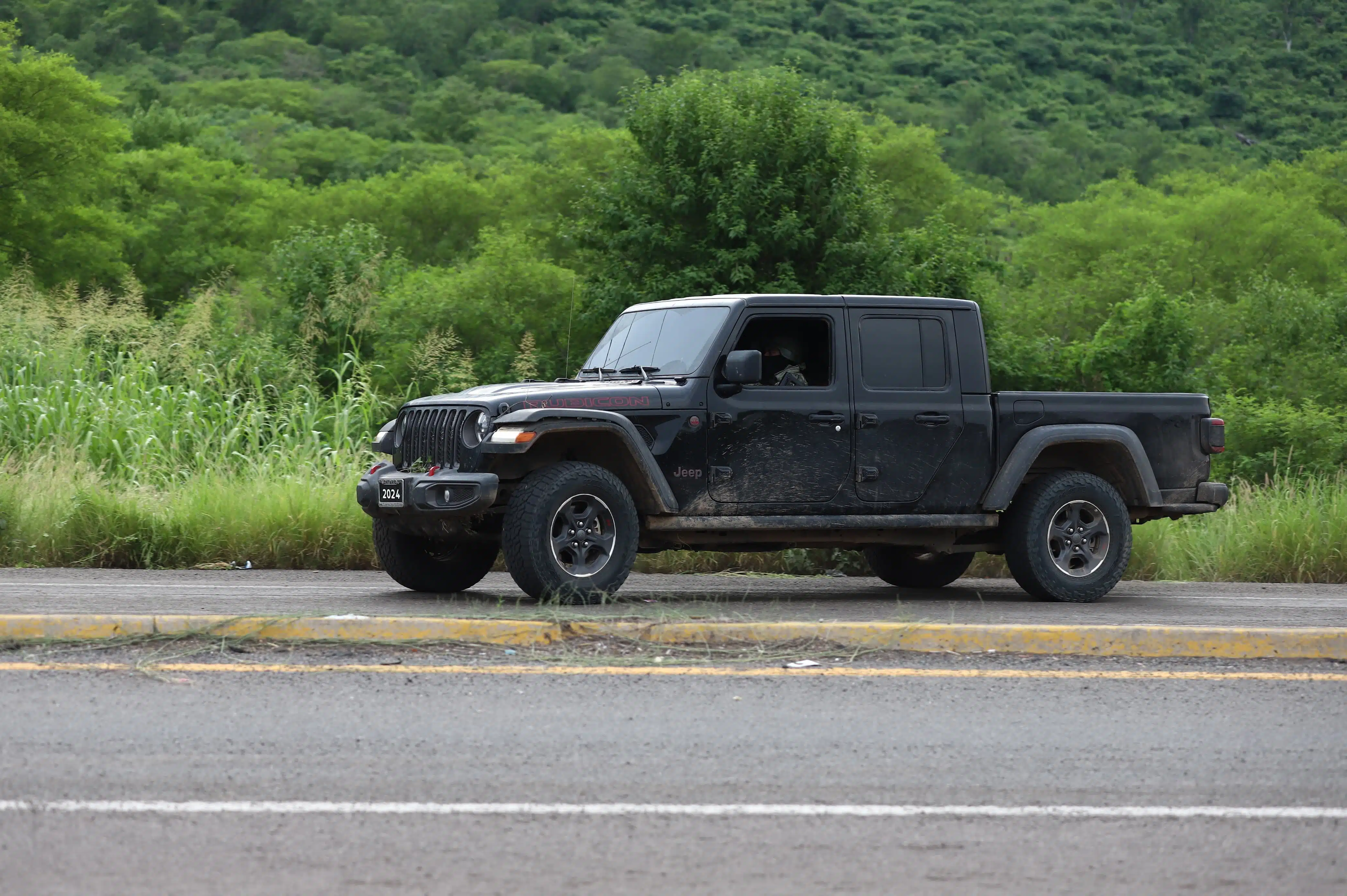 Camioneta Jeep asegurada por el Ejército Mexicano tras un enfrentamiento en Culiacán.