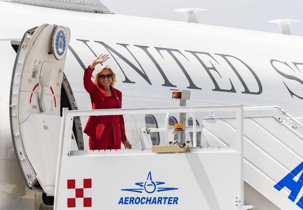 Jill Biden, primera dama de EU, aterriza en México para toma de posesión de Sheinbaum