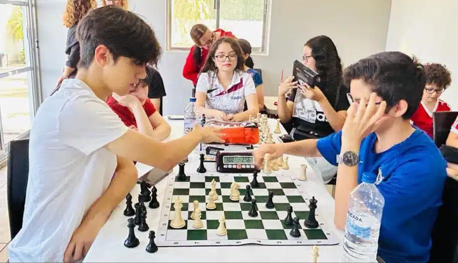 cortesía. Jugadores a ajedrez en Los Mochis, durante la primera edición del Torneo Inteligencia del Rey