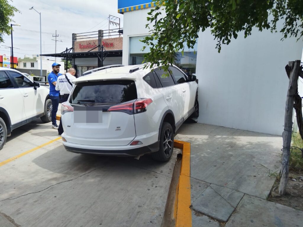  Karina se mete con todo y camioneta a una nevería de Guasave