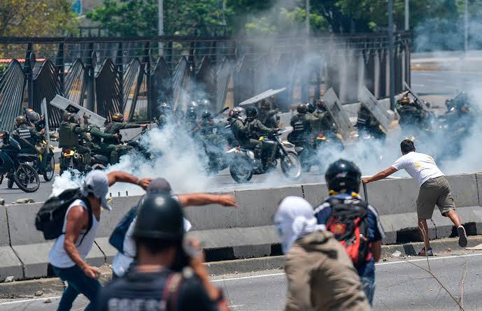 Liberan a 90 adolescentes presos en Venezuela durante crisis postelectoral