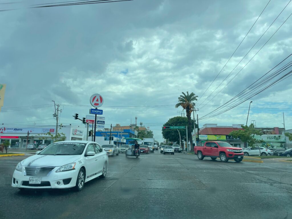 Ligera lluvia sorprende a la ciudad de Los Mochis, desde el Sector Centro hacia el norte.