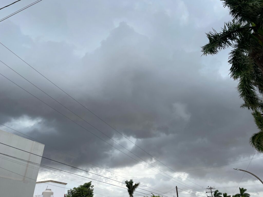 Ligera lluvia sorprende a la ciudad de Los Mochis, desde el Sector Centro hacia el norte.