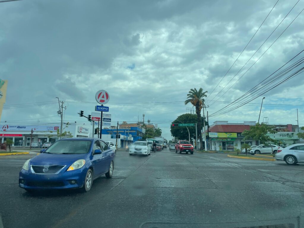 Ligera lluvia sorprende a la ciudad de Los Mochis, desde el Sector Centro hacia el norte.