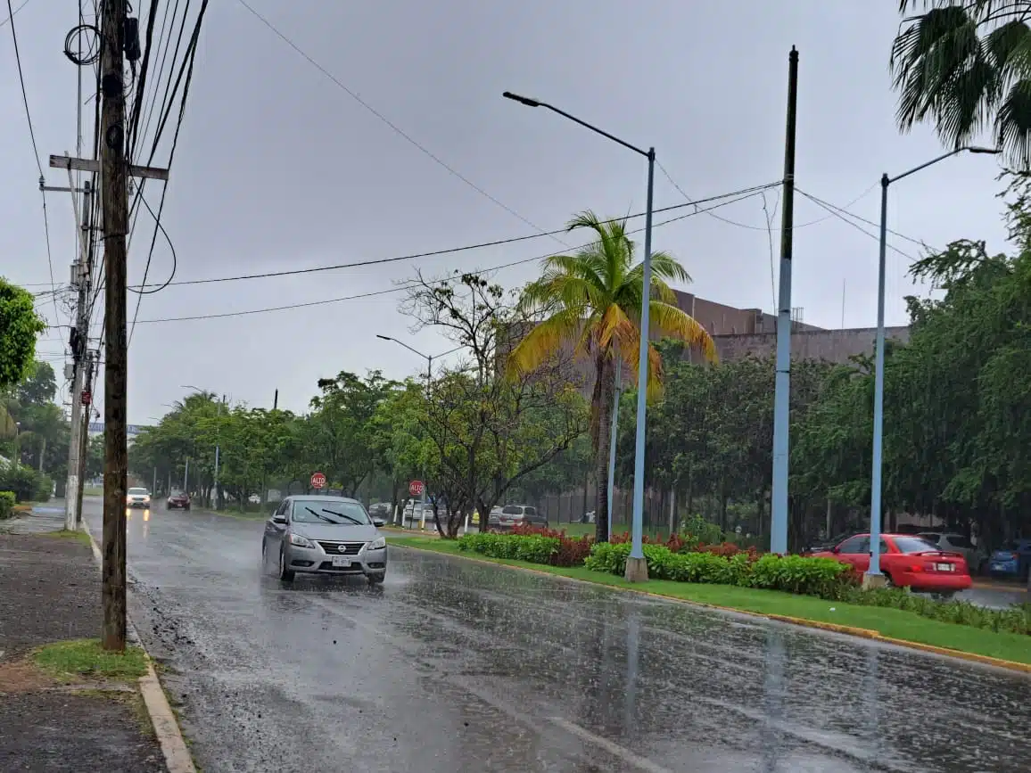 Lllega la tarde a Mazatlán y una lluvia ligera dice presente