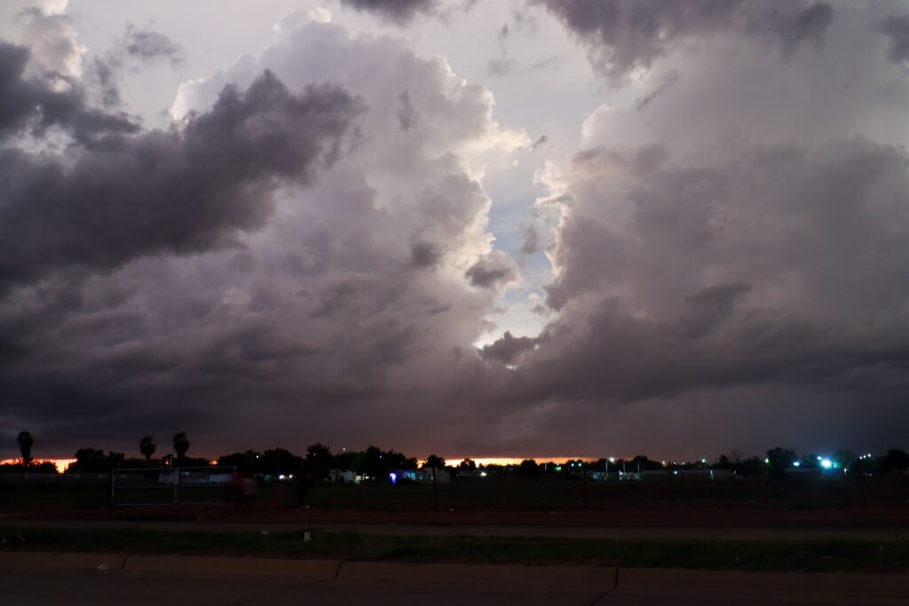 Cielo nuboso que trajo lluvia ligera en diversos sectores de la ciudad de Los Mochis. 