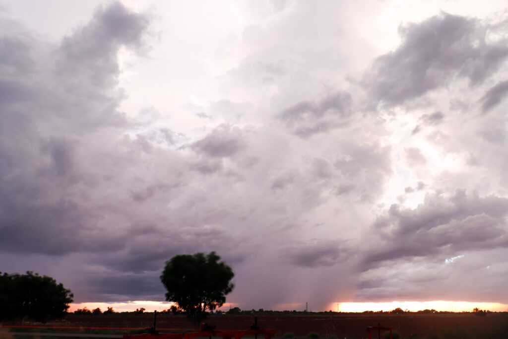 Cielo nuboso que trajo lluvia ligera en diversos sectores de la ciudad de Los Mochis. 