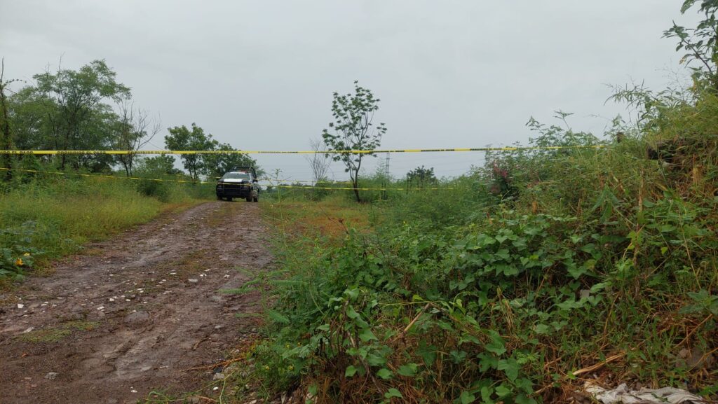 Localizan a un hombre asesinado en un camino de terracería al nororiente de Culiacán