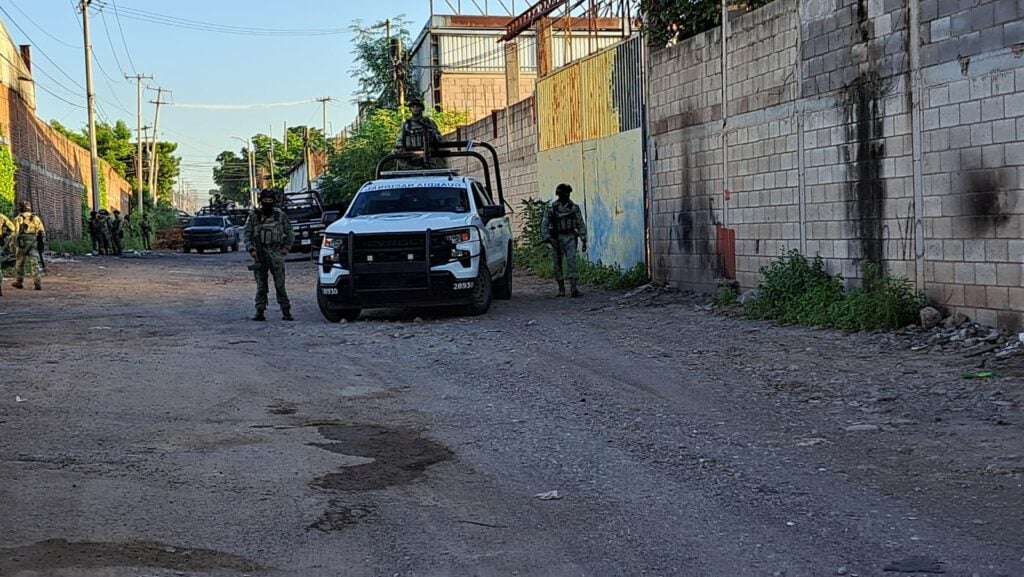 Localizan el cadáver de un hombre envuelto en una cobija al sur de Culiacán