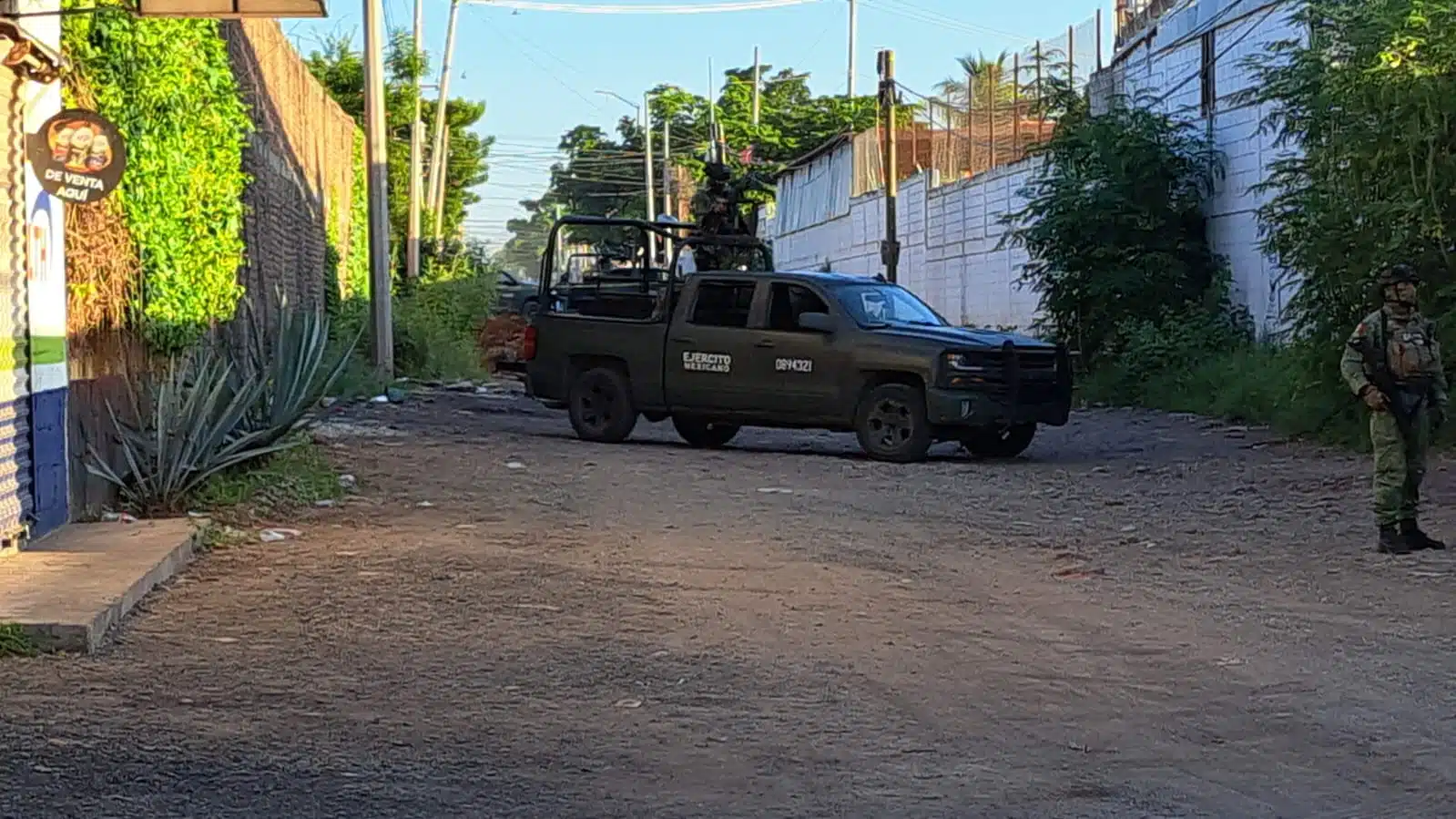 Localizan el cadáver de un hombre envuelto en una cobija al sur de Culiacán