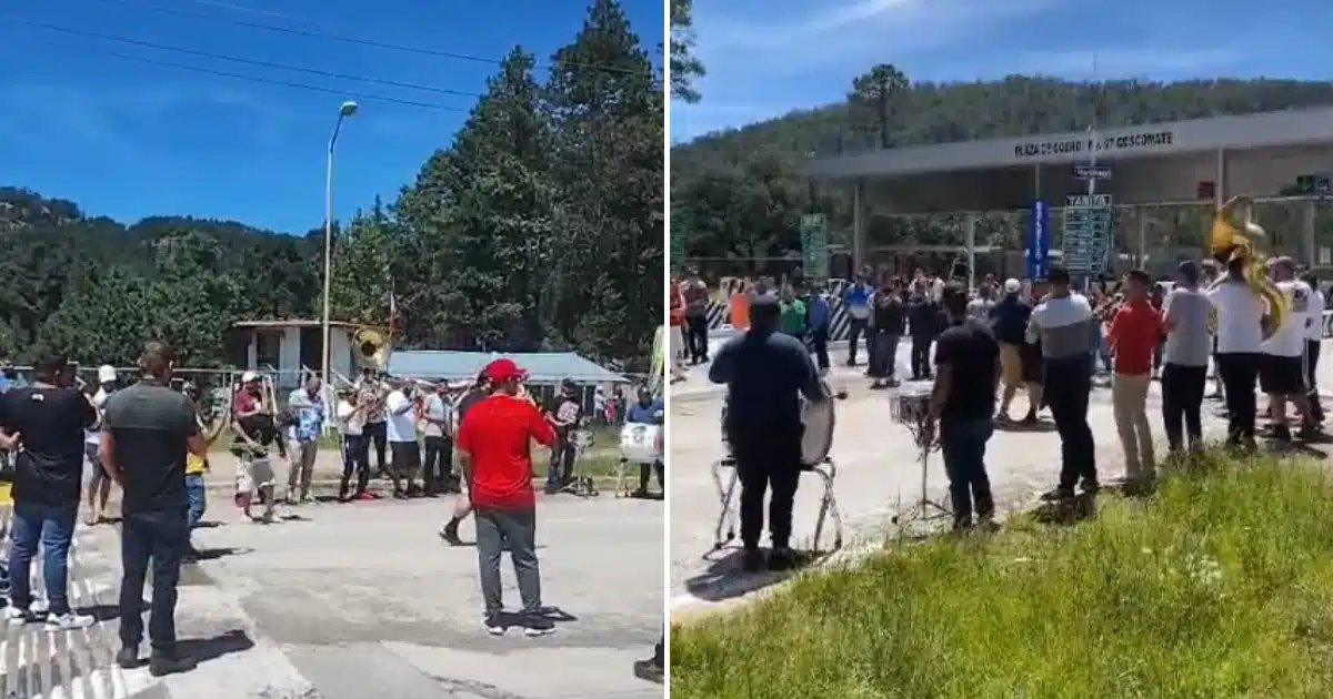 Banda Los Recoditos tocando en la caseta de peaje Coscomate, Durango, tras el bloqueo reportado.